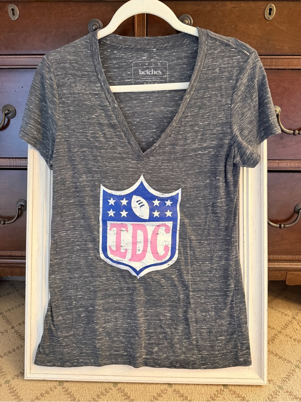 Betches gray V neck graphic T-shirt w “IDC” shield L